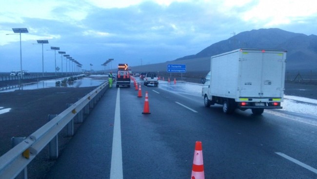 Zona de trabajo vial con conos y tránsito controlado